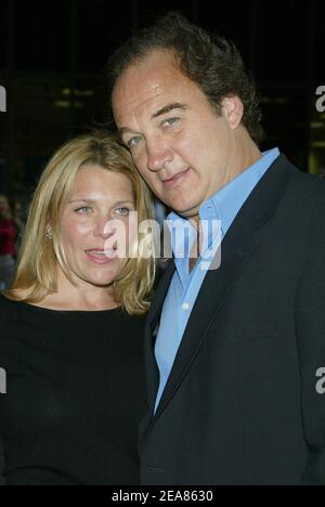 Jim Belushi, membre du casting de selon Jim, et sa femme Jennifer Sloan assistent aux 2004 ABC Up-fronts, qui se sont tenus à Cipriani à New York le mardi 18 mai 2004. (Photo : Jim Belushi, Jenny Belushi). Photo par SWF/ABACA Banque D'Images