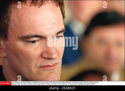 Le réalisateur américain Quentin Tarantino, président du jury du 57e Festival de Cannes après avoir reçu un prix du ministre français de la Culture, le 18 mai 2004. Tarantino a été nommé officier des arts et des lettres à la cérémonie. Photo de Hahn-Nebinger-Gorassini/ABACA Banque D'Images