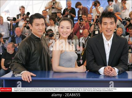 Les acteurs chinois Andy Lau (l) et Zhang Ziyi (c) et l'acteur japonais Takeshi Kaneshiro (r) posent au photohall du film du réalisateur chinois Zhang Yimou House of Flying Daggers présentés hors compétition au 57e Festival de Cannes le mercredi 19 mai 2004. Photo de Hahn-Nebinger-Gorassini/ABACA. Banque D'Images