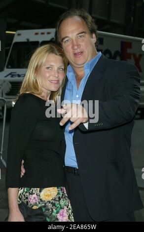 Jim Belushi, membre du casting de selon Jim, et sa femme Jenny assistent aux 2004 ABC Up-fronts, qui se sont tenus à Cipriani, à New York, le mardi 18 mai 2004. (Photo : Jim Belushi, Jenny Belushi). Photo par SWF/ABACA Banque D'Images