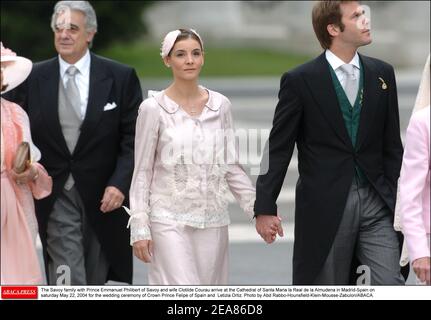 La famille savoyarde avec le prince Emmanuel Philibert de Savoie et la femme Clotilde Courau arrive à la cathédrale de Santa Maria la Real de la Almudena à Madrid-Espagne le samedi 22 mai 2004 pour la cérémonie de mariage du prince héritier Felipe d'Espagne et de Letizia Ortiz. Photo d'Abd Rabbo-Hounsfield-Klein-Mousse-Zabulon/ABACA. Banque D'Images