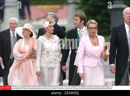 La famille savoyarde avec le prince Emmanuel Philibert de Savoie et la femme Clotilde Courau arrive à la cathédrale de Santa Maria la Real de la Almudena à Madrid-Espagne le samedi 22 mai 2004 pour la cérémonie de mariage du prince héritier Felipe d'Espagne et de Letizia Ortiz. Photo d'Abd Rabbo-Hounsfield-Klein-Mousse-Zabulon/ABACA. Banque D'Images