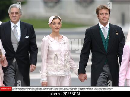 La famille savoyarde avec le prince Emmanuel Philibert de Savoie et la femme Clotilde Courau arrive à la cathédrale de Santa Maria la Real de la Almudena à Madrid-Espagne le samedi 22 mai 2004 pour la cérémonie de mariage du prince héritier Felipe d'Espagne et de Letizia Ortiz. Photo d'Abd Rabbo-Hounsfield-Klein-Mousse-Zabulon/ABACA. Banque D'Images