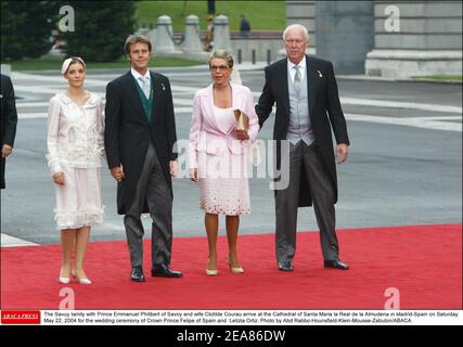 La famille savoyarde avec le prince Emmanuel Philibert de Savoie et la femme Clotilde Courau arrive à la cathédrale de Santa Maria la Real de la Almudena à Madrid-Espagne le samedi 22 mai 2004 pour la cérémonie de mariage du prince héritier Felipe d'Espagne et de Letizia Ortiz. Photo d'Abd Rabbo-Hounsfield-Klein-Mousse-Zabulon/ABACA. Banque D'Images