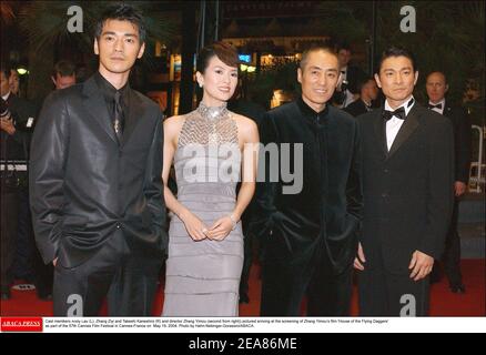 Les acteurs Andy Lau (L), Zhang Ziyi et Takeshi Kaneshiro (R) et le réalisateur Zhang Yimou (deuxième à partir de la droite) en photo arrivent à la projection du film de Zhang Yimou "House of the Flying Daggers" dans le cadre du 57e Festival de Cannes le 19 mai 2004. Photo de Hahn-Nebinger-Gorassini/ABACA. Banque D'Images