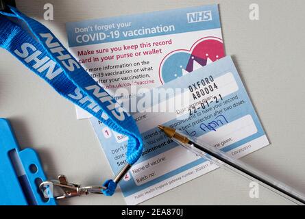 carte de vaccination nhs covid-19, vaccin oxford astrazeneca, premier jab Banque D'Images