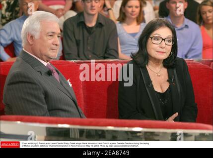 L'acteur français Jean-Claude Brialy et la chanteuse grecque Nana Mouskouri, lors de l'enregistrement de l'émission de parole de Michel Drucker 'vivre Dimanche' à Paris-France le 19 mai 2004. Photo de Jean-Jacques Datcary/ABACA. Banque D'Images