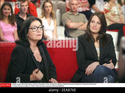 La chanteuse grecque Nana Mouskouri et sa fille Lenou lors de l'enregistrement du talk-show de Michel Drucker 'vivre Dimanche' à Paris-France le 19 mai 2004. Photo de Jean-Jacques Datcary/ABACA. Banque D'Images