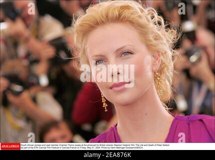 L'actrice sud-africaine Charlize Theron pose au photocall du film « la vie et la mort de Peter Sellers » du réalisateur britannique Stephen Hopkins dans le cadre du 57e Festival de Cannes, le vendredi 21 mai 2004. Photo de Hahn-Nebinger-Gorassini/ABACA. Banque D'Images