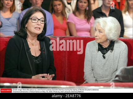 La chanteuse grecque Nana Mouskouri (L) et l'actrice française Danielle Darrieux lors de l'enregistrement du talk-show de Michel Drucker 'vivre Dimanche' à Paris-France le 19 mai 2004. Photo de Jean-Jacques Datcary/ABACA. Banque D'Images