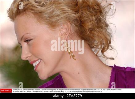 L'actrice sud-africaine Charlize Theron pose au photocall du film « la vie et la mort de Peter Sellers » du réalisateur britannique Stephen Hopkins dans le cadre du 57e Festival de Cannes, le vendredi 21 mai 2004. Photo de Hahn-Nebinger-Gorassini/ABACA. Banque D'Images