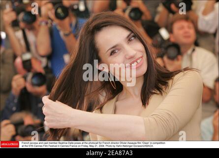 L'actrice française Beatrice Dalle pose au photocall pour le réalisateur français Olivier Assayas film ïClean en compétition au 57e Festival de Cannes le vendredi 21 mai 2004. Photo de Hahn-Nebinger-Gorassini/ABACA. Banque D'Images