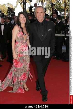 L'acteur AMÉRICAIN David Carradine et sa femme Annie Bierman en photo arrivent à la projection du film « la vie et la mort de Peter Sellers » du réalisateur britannique Stephen Hopkins en compétition au 57e Festival de Cannes, le vendredi 21 mai 2004. Photo de Hahn-Nebinger-Gorassini/ABACA. Banque D'Images