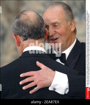 Le roi Juan Carlos d'Espagne salue l'arrivée du prince de Galles au dîner de gala au Palais Royal El Pardo de Madrid le 21 mai 2004, avant le mariage royal du prince héritier Felipe d'Espagne et de Letizia Ortiz qui se tient samedi. Photo par ABACA. Banque D'Images