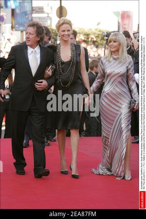 L'acteur australien Geoffrey Rush, l'actrice sud-africaine Charlize Theron (C) et l'actrice suédoise Britt Ekland photographiés arrivant à la projection du film du réalisateur britannique Stephen Hopkins « The Life and Death of Peter Sellers » en compétition au 57e Festival de Cannes-France le vendredi 21 mai 2004. Photo de Hahn-Nebinger-Gorassini/ABACA. Banque D'Images