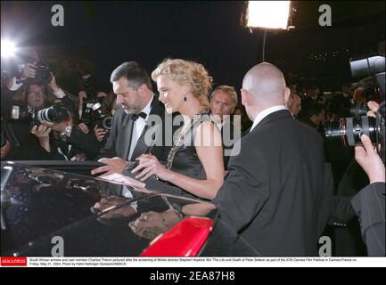 Charlize Theron, actrice sud-africaine, est photographiée après la projection du film « la vie et la mort de Peter Sellers » du réalisateur britannique Stephen Hopkins, dans le cadre du 57e Festival de Cannes, le vendredi 21 mai 2004. Photo de Hahn-Nebinger-Gorassini/ABACA. Banque D'Images