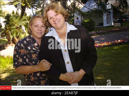 Aleida Guevara March et Celia Guevara March, les filles du Che Guevara au 57e festival annuel du film de Cannes, le 21 mai 2004. Photo par Andrew Ross/ABACA Banque D'Images