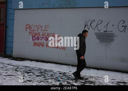 Glasgow, Royaume-Uni, le 8 février 2021. Un graffiti politique qui dépeint le Premier ministre britannique Boris Johnston sur un mur dans le quartier de Govanhill. Le mur est régulièrement daubed avec des slogans et des déclarations politiques, et cette même déclaration déjà lue '(Nicola) Sturgeon ne brisera pas Glasgow' par opposition à l'actuel 'BO(ris) JO(hnson) ne brisera pas Glasgow'. Crédit photo : Jeremy Sutton-Hibbert/Alay Live News Banque D'Images