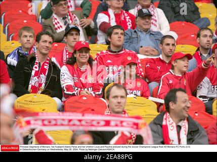 Princesse Stephanie de Monaco, son mari Adans Peres et ses enfants Louis et Pauline photographiés lors de la finale de la Ligue des champions de football SOUS LE NOM de Monaco-FC Porto (0-3) à Gelsenkirchen-Allemagne le Wednedsday, le 26 mai 2004. Photo de Nebinger-Zabulon/ABACA. Banque D'Images