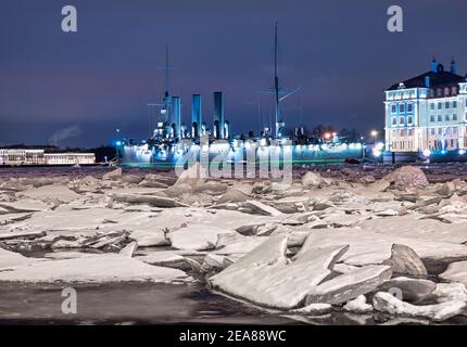 Dérive de glace sur la Neva. Cruiser Aurora à Saint-Pétersbourg. Banque D'Images