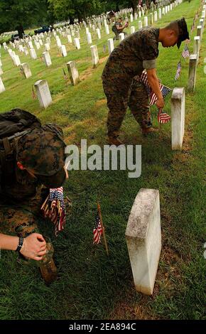 Arlington, va  May 27 2004. Drapeau en cas d'événement au cimetière national d'Arlington où les troupes de chaque branche des forces armées placent des drapeaux américains sur les plus de 290,000 tombes du cimetière. Photo par Olivier Douliery Banque D'Images