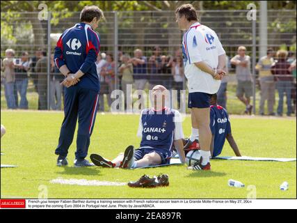 Le gardien de but français Fabien Barthez lors d'une session de formation avec l'équipe nationale française de football à la Grande Motte-France le 27 mai 2004 pour préparer l'Euro 2004 à venir au Portugal en juin prochain. Photo de Java/ABACA. Banque D'Images