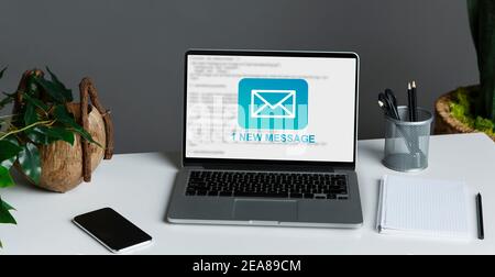 Notification de nouveaux e-mails sur l'écran de l'ordinateur portable dans Office, Panorama Banque D'Images