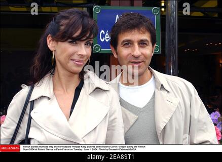 L'actrice française Mathilda May et son mari Philippe Kelly assistent