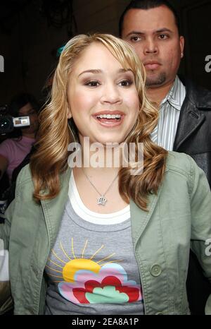 Diana DeGarmo, finaliste d'American Idol, quitte le studio de l'ABC après son apparition sur le ReRegis and Kelly show, à New York, NY, Etats-Unis - le 1er juin 2004. (Photo : Diana DeGarmo) photo d'Antoine Cau/Abaca Banque D'Images