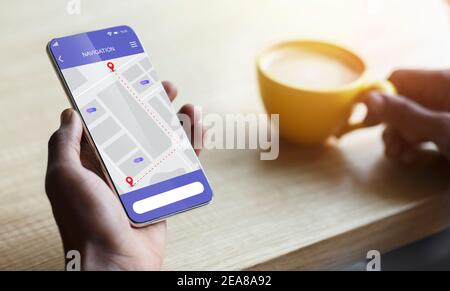 Gros plan sur un smartphone avec application de navigation mobile dans une main masculine Banque D'Images