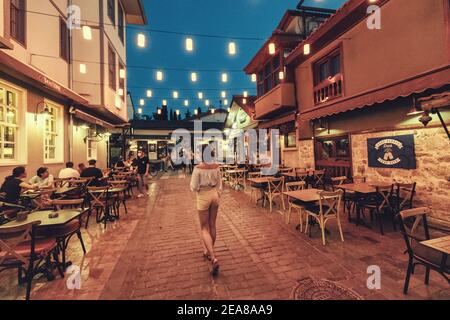 03 septembre 2020, Antalya, Turquie: Restaurants et bars dans les rues de la vieille ville d'Antalya au crépuscule. La vie nocturne dans la ville de la station. Banque D'Images
