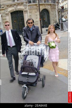 L'ancien joueur de tennis roumain Ilie Nastase, 58 ans, photographié arrivant à la cathédrale orthodoxe grecque Saint-Stephane de Paris-France où il célèbre son mariage avec Amalia Teodoseccu, 28 ans, le samedi 5 juin 2004. Photo de Guerin-Klein/ABACA. Banque D'Images