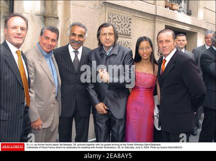 L'ancien joueur de tennis roumain Ilie Nastase, 58 ans, photographié avec ses invités arrivant à la cathédrale orthodoxe grecque Saint-Stephane de Paris-France où il célèbre son mariage avec Amalia Teodosescu, 28 ans, le samedi 5 juin 2004. Photo de Guerin-Klein/ABACA. Banque D'Images