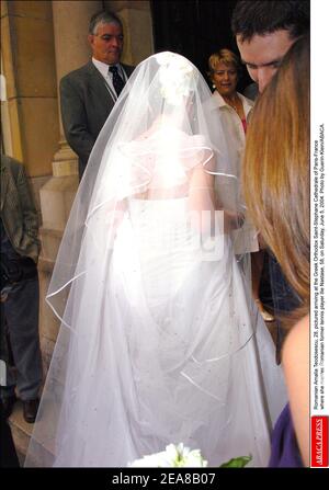 Roumain Amalia Teodosescu, 28 ans, photographié arrivant à la grecque orthodoxe Saint-Stephane Cathedrale de Paris-France où elle épouse l'ancienne joueuse roumaine de tennis Ilie Nastase, 58 ans, le samedi 5 juin 2004. Photo de Guerin-Klein/ABACA. Banque D'Images