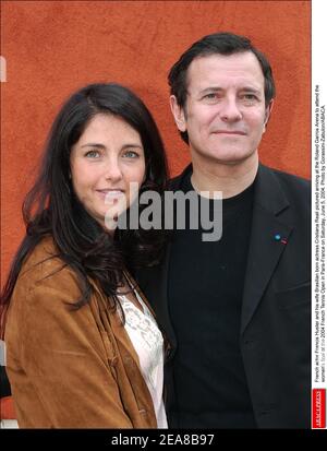 L'acteur français Francis Huster et son épouse, l'actrice brésilienne Cristiana Reali, ont photographié arrivant à l'arène Roland Garros pour assister à la finale féminine de l'Open de tennis français 2004 à Paris-France le samedi 5 juin 2004. Photo de Gorassini-Zabulon/ABACA. Banque D'Images