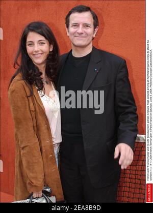 L'acteur français Francis Huster et son épouse, l'actrice brésilienne Cristiana Reali, ont photographié arrivant à l'arène Roland Garros pour assister à la finale féminine de l'Open de tennis français 2004 à Paris-France le samedi 5 juin 2004. Photo de Gorassini-Zabulon/ABACA. Banque D'Images