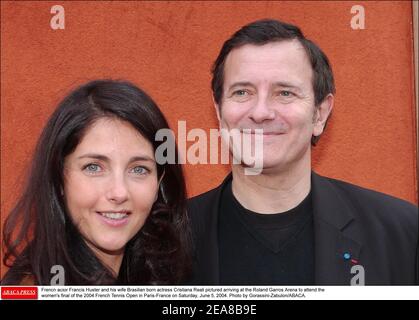 L'acteur français Francis Huster et son épouse, l'actrice brésilienne Cristiana Reali, ont photographié arrivant à l'arène Roland Garros pour assister à la finale féminine de l'Open de tennis français 2004 à Paris-France le samedi 5 juin 2004. Photo de Gorassini-Zabulon/ABACA. Banque D'Images