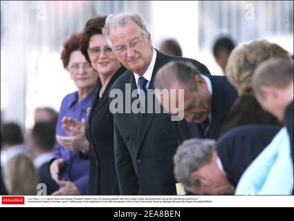 Le roi Albert de Belgique, le président français Jacques Chirac, son épouse Bernadette, le président américain George W. Bush et le président russe Vladimir Poutine (de gauche à droite) photographiés avec d'autres chefs d'État et de gouvernement lors de la cérémonie internationale à Arromanches-France le dimanche 6 juin, 2004 dans le cadre des célébrations du 60e anniversaire du jour J en Normandie. Photo de Nebinger-Mousse-Abd Rabbo-Hounsfield/ABACA. Banque D'Images