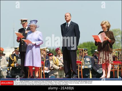 La reine Elizabeth II de Grande-Bretagne, son mari le duc d'Édimbourg, le président français Jacques Chirac et son épouse Bernadette photographiés lors de la cérémonie binationale Royaume-Uni/France à Bayeux, Normandie, Nord-Ouest de la France, le dimanche 6 juin 2004, dans le cadre de la commémoration du 60e anniversaire du jour J en Normandie. Photo par ABACA. Banque D'Images