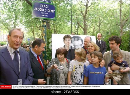 (De gauche à droite) le maire de Paris, Bertrand Delanoe, la directrice française Agnes Varda et la fille et le fils de Jacques Demy photographiés à l'inauguration de la place Jacques Demy à Paris-France le samedi 5 juin 2004. Photo de François-Xavier Lamperti/ABACA. Banque D'Images