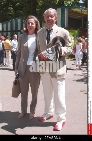 L'acteur français Jean Rochefort et son épouse photographiés au 'Village' Roland Garros lors de l'Open de France 2004 à Roland Garros à Paris-France sur Sundayy, le 6 juin 2004. Photo de Gorassini-Zabulon/ABACA. Banque D'Images