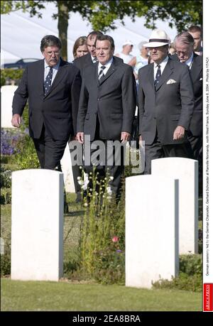 Cérémonie allemande dirigée par le chancelier allemand Gerhard Schroeder à Ranville Normandie, nord-ouest de la France, dimanche 6 juin 2004 . Photo par ABACA. Banque D'Images