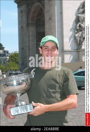 Gaston Gaudio d'Argentine pose pour les médias devant l'Arc de Triomphe, le lendemain de sa victoire au tournoi de tennis Roland Garros de l'Open de France contre son compatriote Guillermo Coria à Paris le 7 juin 2004.2004. Photo de Gorassini-Zabulon/ABACA. Banque D'Images