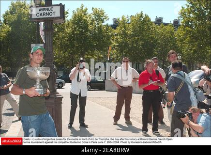 Gaston Gaudio d'Argentine pose pour les médias devant l'Arc de Triomphe, le lendemain de sa victoire au tournoi de tennis Roland Garros de l'Open de France contre son compatriote Guillermo Coria à Paris le 7 juin 2004.2004. Photo de Gorassini-Zabulon/ABACA. Banque D'Images