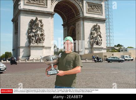 Gaston Gaudio d'Argentine pose pour les médias devant l'Arc de Triomphe, le lendemain de sa victoire au tournoi de tennis Roland Garros de l'Open de France contre son compatriote Guillermo Coria à Paris le 7 juin 2004.2004. Photo de Gorassini-Zabulon/ABACA. Banque D'Images