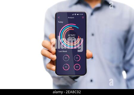 Homme tenant un smartphone avec l'application d'analyse de données et le rapport d'activité À l'écran Banque D'Images