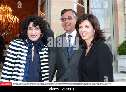 Mme Daniel Hermann (L), l'homme d'affaires français Michel Coencas et Caroline Barclay participent à un gala au profit de la Fondation cardiovasculaire qui s'est tenue à l'Hôtel de Lassay à Paris-France le 7 juin 2004. Dans la soirée, l'épouse de Bernard Arnault, PDG de LVMH, Helene Mercier-Arnault, a donné un concert de piano à quatre mains avec Brigitte Engerer. Photo de Bruno Klein/ABACA. Banque D'Images