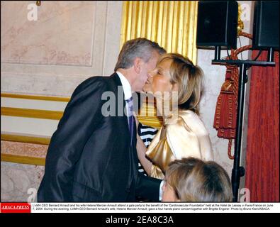 Bernard Arnault, PDG de LVMH, et son épouse Hélène Mercier-Arnault participent à un gala au profit de la Fondation cardiovasculaire qui s'est tenue à l'Hôtel de Lassay à Paris-France le 7 juin 2004. Dans la soirée, l'épouse de Bernard Arnault, PDG de LVMH, Helene Mercier-Arnault, a donné un concert de piano à quatre mains avec Brigitte Engerer. Photo de Bruno Klein/ABACA. Banque D'Images
