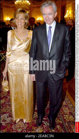 Bernard Arnault, PDG de LVMH, et son épouse Hélène Mercier-Arnault participent à un gala au profit de la Fondation cardiovasculaire qui s'est tenue à l'Hôtel de Lassay à Paris-France le 7 juin 2004. Dans la soirée, l'épouse de Bernard Arnault, PDG de LVMH, Helene Mercier-Arnault, a donné un concert de piano à quatre mains avec Brigitte Engerer. Photo de Bruno Klein/ABACA. Banque D'Images