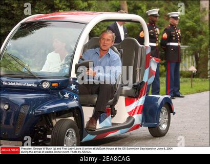 Le président George W Bush (c) et la première dame Laura (l) arrivent à la maison McGuirk au Sommet du G8 sur Sea Island le 8 juin 2004, lors du dîner des leaders. Photo par ABACA. Banque D'Images